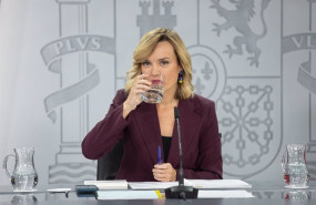 ep la ministra de educacion formacion profesional y deportes pilar alegria bebe agua durante una