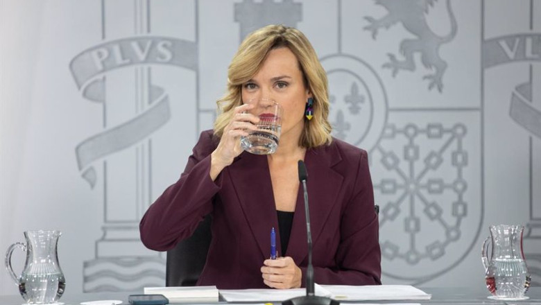 ep la ministra de educacion formacion profesional y deportes pilar alegria bebe agua durante una ep la ministra de educacion formacion profesional y deportes pilar alegria bebe agua durante una