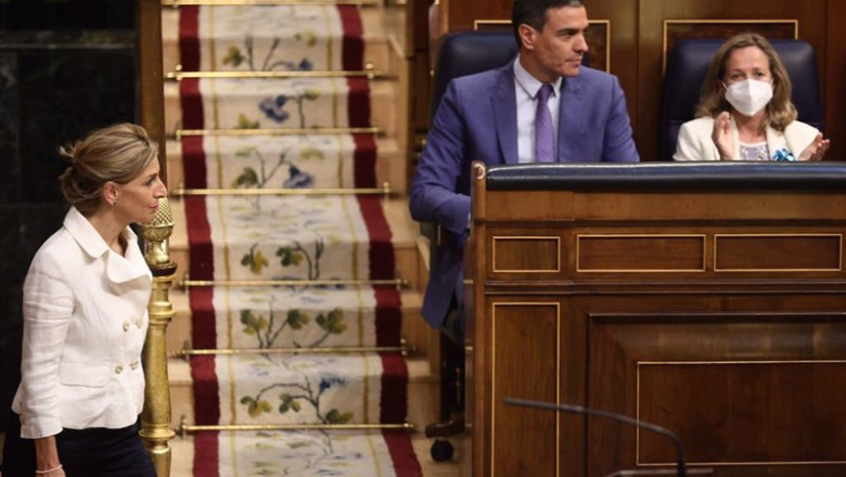 La vicepresidenta segunda del Gobierno y Ministra de Trabajo, Yolanda Díaz, pasa por delante del presidente del Gobierno, Pedro Sánchez, y de la vicepresidenta primera y ministra de Asuntos Económicos, Nadia Calviño, en el Congreso, a 8 de junio de 2022 | Eduardo Parra - Europa Press ep la vicepresidenta segunda del gobierno y ministra de trabajo yolanda diaz pasa por delante del