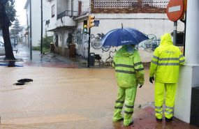 ep operarios de los servicios operativos ayudan a retirar el exceso de agua acumulada en la barriada