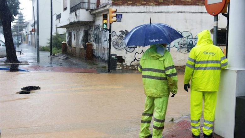 ep operarios de los servicios operativos ayudan a retirar el exceso de agua acumulada en la barriada