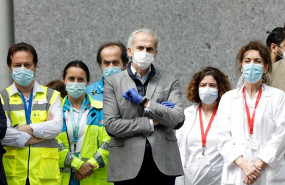 ep personal sanitario y en el centro del grupo el consejero de sanidad de la comunidad autonoma
