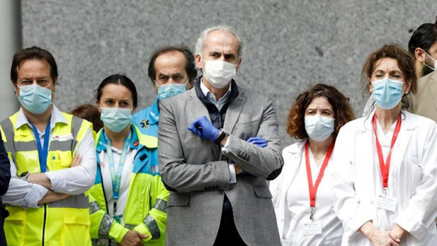 ep personal sanitario y en el centro del grupo el consejero de sanidad de la comunidad autonoma