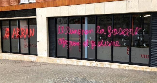 Pintadas y cristales rotos en la redacción de 'Crónica Global' | CRÓNICA GLOBAL / CEDIDA ep pintadascristales rotosla redaccion de cronica global