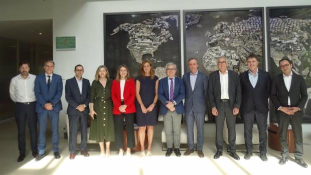 ep representantes de caixabank cofides green of africa y acciona durante la firma de la financiacion