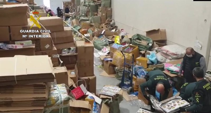 Requisados más de 145.000 juguetes falsificados o peligrosos de una nave de Pinto | GUARDIA CIVIL ep requisados mas de 145000 juguetes falsificados o peligrosos de una nave de pinto