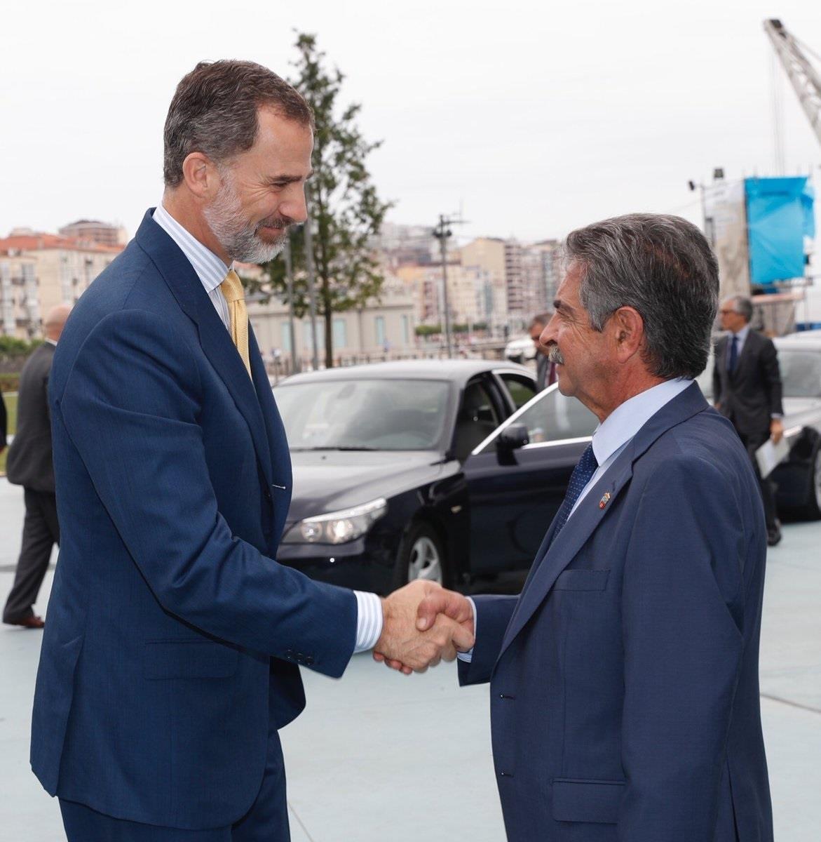 Revilla saluda al Rey Felipe VI antes del acto inaugural del Centro Botín | CASA REAL ep revilla saludarey felipe videl acto inauguralcentro botin