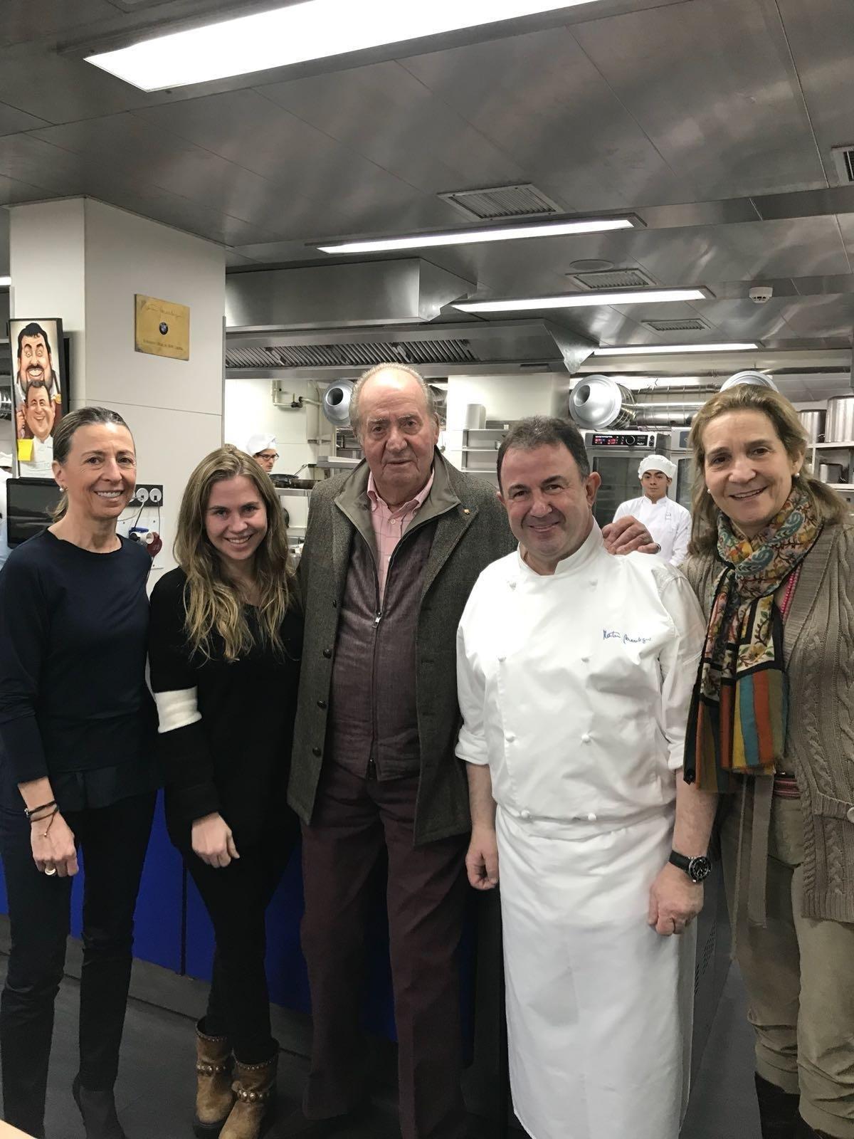 El rey emérito, junto a la infanta elena en su visita al restaurante | MARTÍN BERASATEGUI ep rey emerito juntola infanta elenasu visitarestaurante
