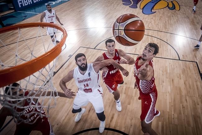 Saric y Dubljevic pelean por un balón | FIBA EUROPA ep saricdubljevic peleanun balon