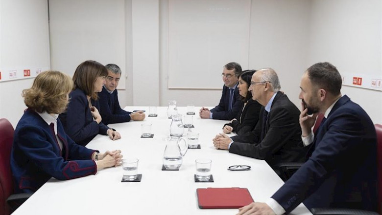 Sonia Pérez, Idoia Mendia y Miguel Angel Morales, junto a la Ministra Carolina Darias, el delegado del Gobierno, Denis Itxaso, el secretario de Estado de Política Territorial, Francisco Hernández, y el director de Régimen Jurídico, Gonzalo Millán | PSE-EE ep sonia perez idoia mendia y miguel angel morales junto a la ministra carolina darias el delegado