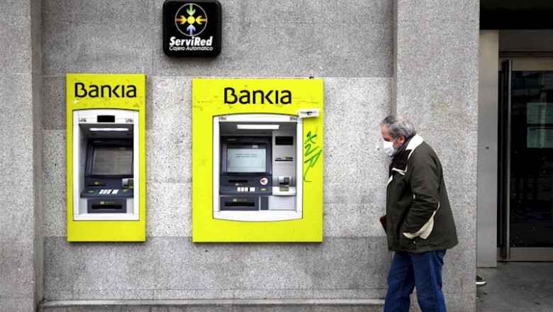 Un hombre con mascarilla pasa por delante de un cajero de Bankia. | Óscar Cañas - Europa Press ep un hombre con mascarilla pasa por delante de un cajero de bankia