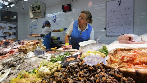 ep un puesto de venta de alimentos en un mercado
