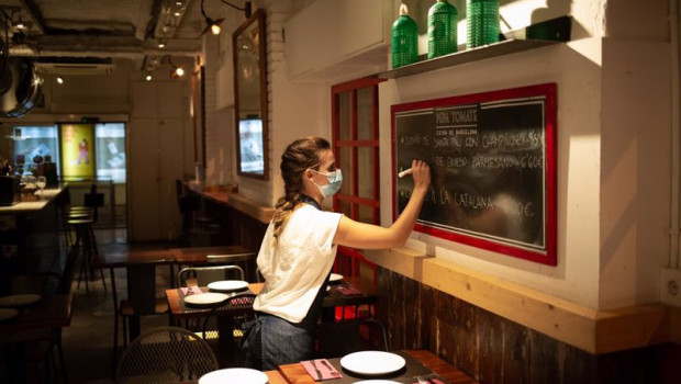 ep una camarera en un bar de cataluna