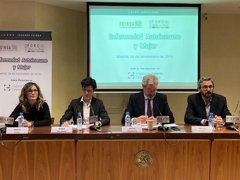 ep una de las mesas durante la jornada enfermedad autoinmune y mujer
