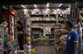 ep una empleada de un kiosko en la ciudad brasilena de rio de janeiro