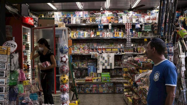 ep una empleada de un kiosko en la ciudad brasilena de rio de janeiro