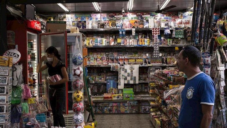 Una empleada de un kiosko en la ciudad brasileña de Rio de Janeiro. | Pedro Prado/dpa ep una empleada de un kiosko en la ciudad brasilena de rio de janeiro