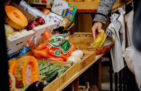 ep una persona coge dos platanos en la fruteria