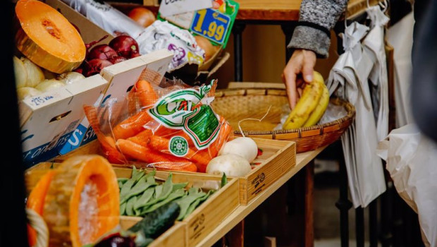 ep una persona coge dos platanos en la fruteria