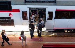 ep varias personas a su entrada en un vagon de tren en la estacion de puerta de atocha almudena ep varias personas a su entrada en un vagon de tren en la estacion de puerta de atocha almudena
