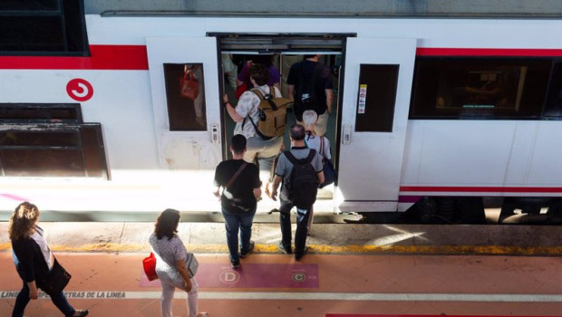 ep varias personas a su entrada en un vagon de tren en la estacion de puerta de atocha almudena