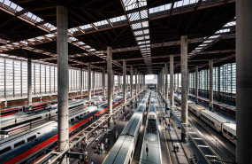 ep varias personas entran en el aveen la estacion de madrid puerta de atocha   almudena grandes a 17