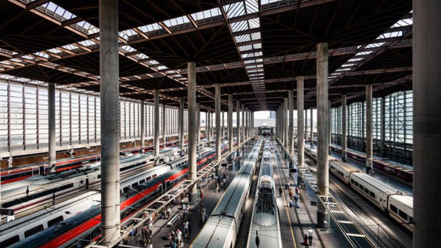 ep varias personas entran en el aveen la estacion de madrid puerta de atocha   almudena grandes a 17