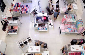 ep vista aerea del interior de una tienda con gente comprando