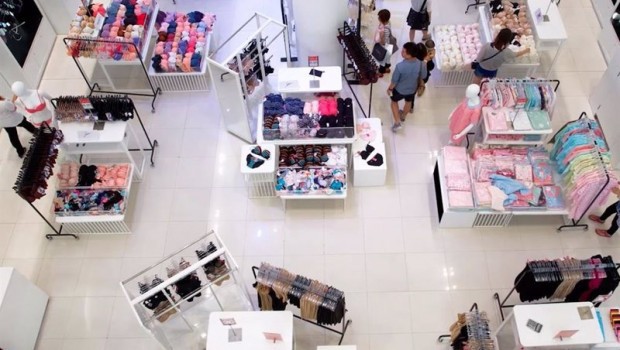 ep vista aerea del interior de una tienda con gente comprando
