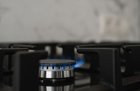 estufa cocina moderna gas natural quema llama azul consumo domestico gas primer plano enfoque selectivo 