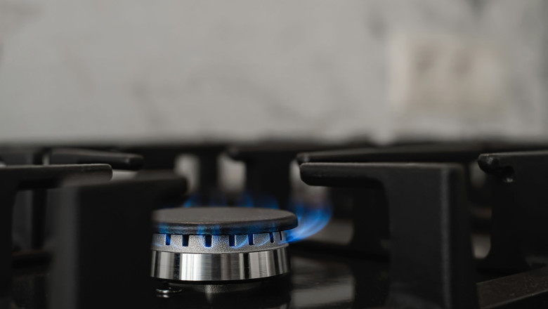 estufa cocina moderna gas natural quema llama azul consumo domestico gas primer plano enfoque selectivo 