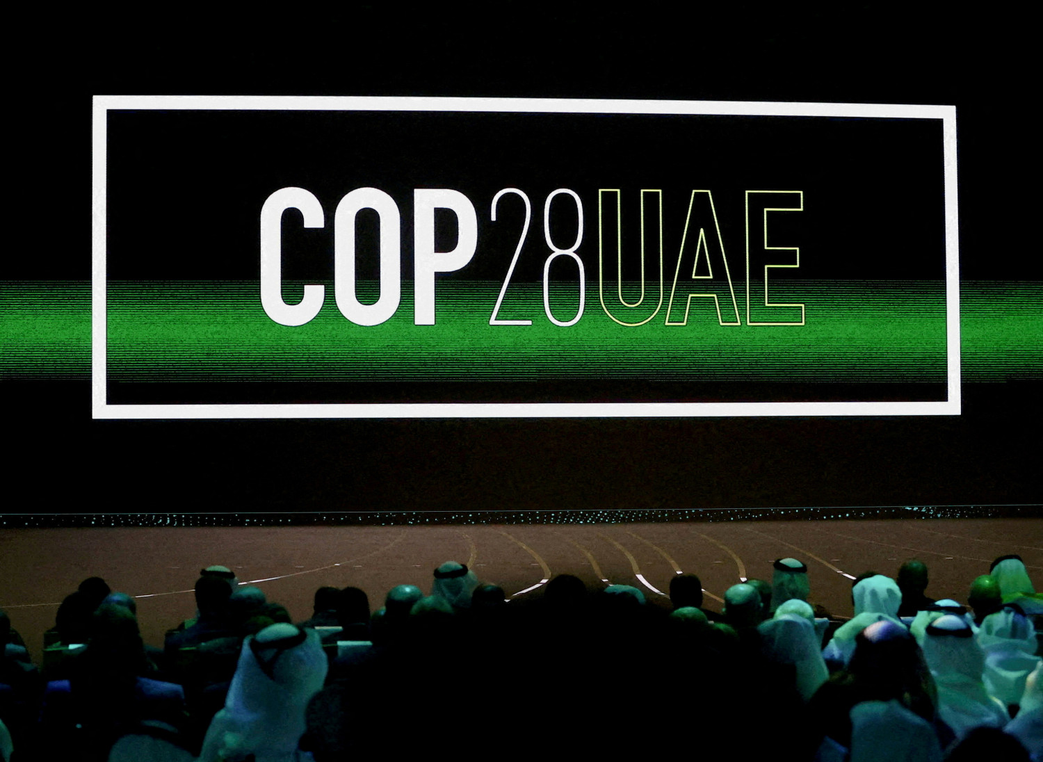 le logo cop28 uae sur l ecran lors de la ceremonie d ouverture de la semaine du developpement durable d abou dhabi 20231130200440 