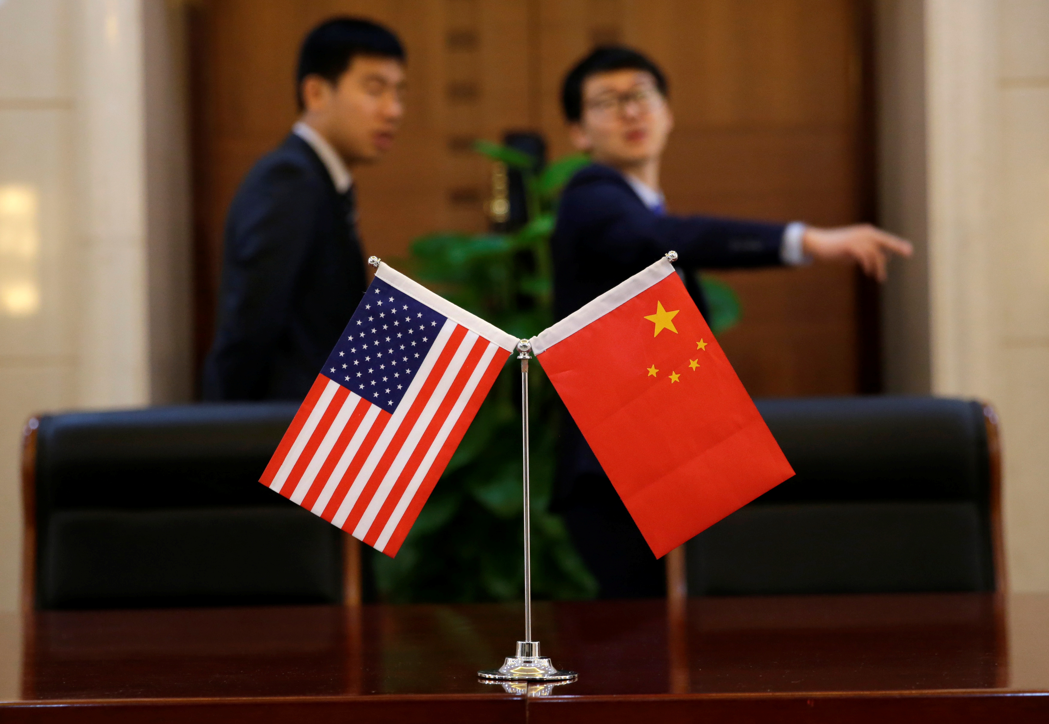 commerce-les-negociations-usa-chine-se-poursuivent-a-pekin