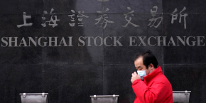 coronavirus-un-homme-portant-un-masque-devant-le-batiment-du-shanghai-stock-exchange