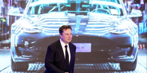 elon musk patron de tesla devant un ecran montrant une tesla model 3 lors de la ceremonie d ouverture du programme model y de tesla en chine a shanghai 20240305191743 