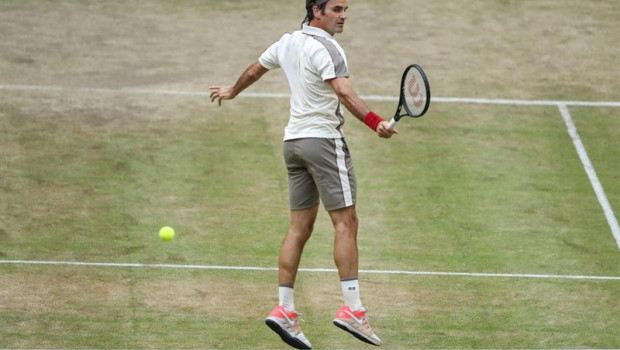 ep 21 june 2019 north rhine-westphalia halle swiss tennis player roger federer in action against spains roberto bautista agut during their mens singles quarter-final match of the halle open tennis tournament photo friso gentschdpa