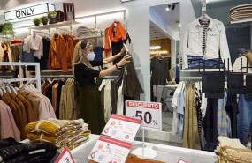 ep andrea carrera socia de las tiendas de moda urban de pamplona prepara el establecimiento para su