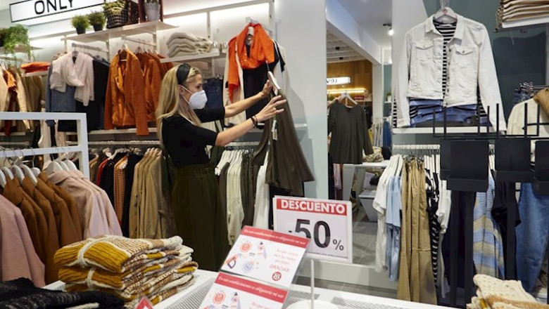 ep andrea carrera socia de las tiendas de moda urban de pamplona prepara el establecimiento para su