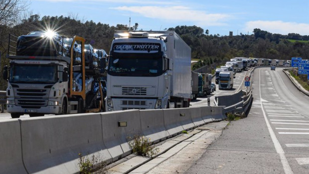 ep archivo   colas de camiones en una carretera de cataluna