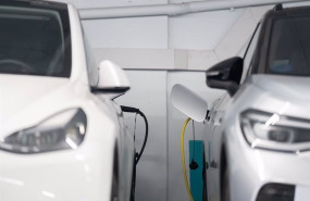 ep archivo   dos coches cargandose en un punto de carga publico para coches electricos a 14 de