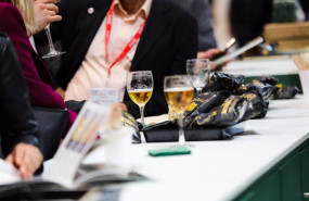 ep archivo - dos personas beben una copa de cerveza en madrid espana a 24 de febrero de 2020