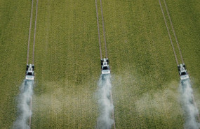 ep archivo   imagen de recurso de vehiculos agriculos en pleno trabajo sobre un cultivo