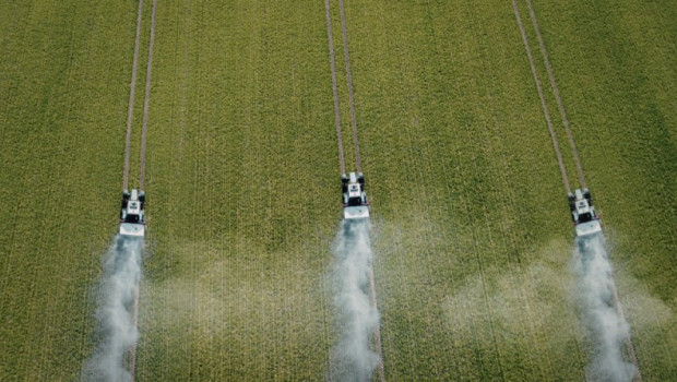 ep archivo   imagen de recurso de vehiculos agriculos en pleno trabajo sobre un cultivo
