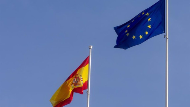 ep archivo   las banderas de espana y de la union europea