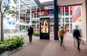 ep archivo   pantalla en un centro comercial