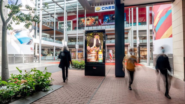 ep archivo   pantalla en un centro comercial