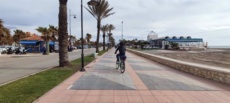 Archivo - Paseo marítimo de Torremolinos. Bicicleta. | EUROPA PRESS - Archivo ep archivo paseo maritimo de torremolinos bicicleta