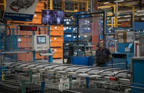 ep archivo   trabajador en fabrica de componentes de vehiculos