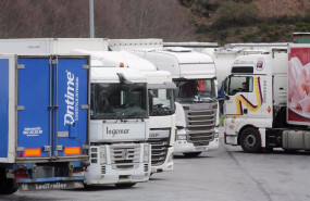ep archivo   un camionero saca su camion de la explanada donde se encontraba estacionado
