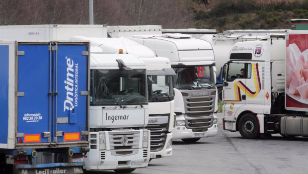 ep archivo   un camionero saca su camion de la explanada donde se encontraba estacionado